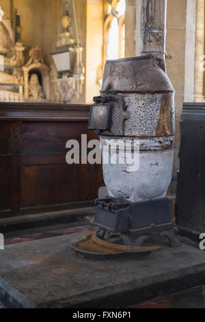 Romesse Topfbauch Ofen in der Kirche von St. Michael und alle Engel Edmondthorpe, Leicestershire, UK Stockfoto