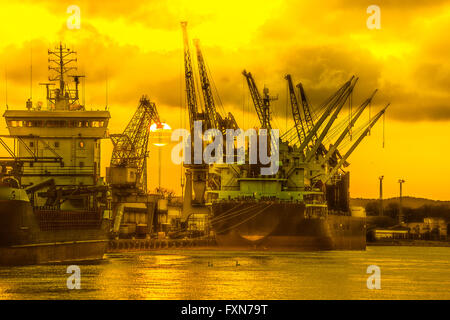 Silhouetten von Kränen und Schiffe im Hafen von Danzig, Polen. Stockfoto