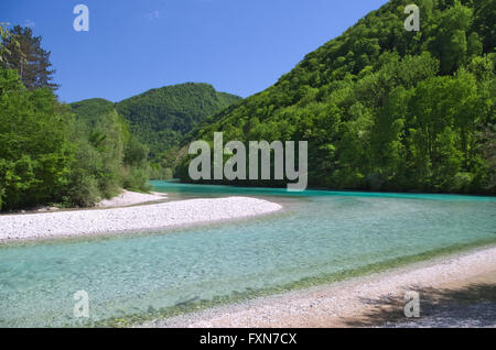 Blick auf den Fluss Soca (Isonzo) in der Nähe von Kobarid (Karfreit), Slowenien Stockfoto