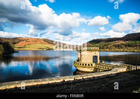 Ladybower Vorratsbehälter Ventil Turm Reinigung des Dammes Ray Boswell Stockfoto