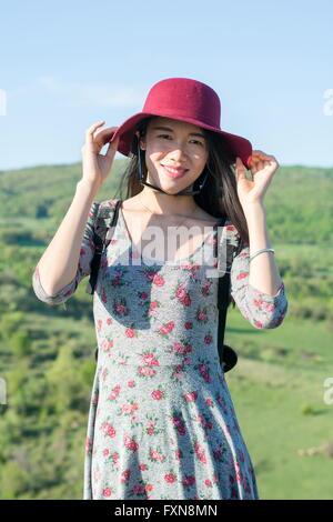 Schöne junge Frau auf einer Wanderung Stockfoto