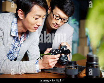 asiatischen Fotografen im Studio arbeiten. Stockfoto