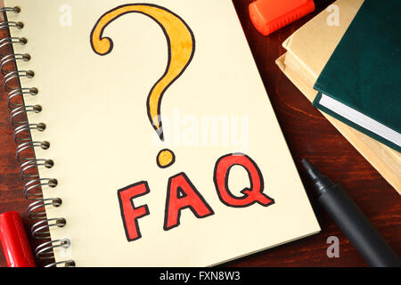 FAQ auf einem Notebook geschrieben. Fragen, Fragen-Konzept. Stockfoto