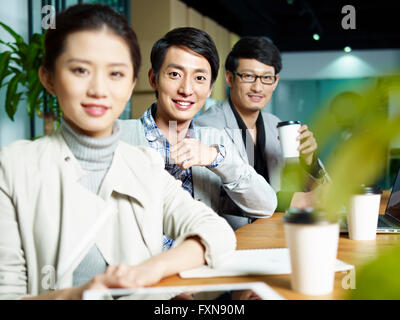 ein Team von jungen asiatischen Unternehmer Stockfoto