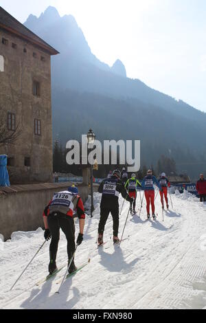 Langläufer beteiligen Sie sich an der 43. Marcialonga, einer jährlichen Ski Langstreckenrennen in den italienischen Dolomiten Stockfoto