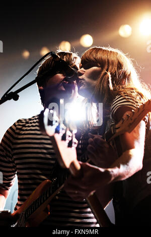 BARCELONA - NOV 13: Jenny & Johnny (Band) funktioniert im Razzmatazz Stadium am 13. November 2010 in Barcelona, Spanien. Stockfoto