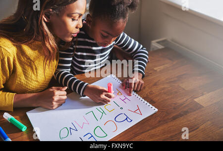 Lernen das Alphabet zu Hause mit ihrer Mutter, schwarzen Mutter und Kind Stockfoto