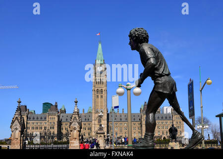 Ottawa, Kanada - 16. April 2016: Statue von Terry Fox auf der anderen Straßenseite vom Parlamentsgebäude in Ottawa. Stockfoto