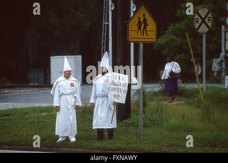 Ku Klux Klan in Nordflorida Merkblatt Passanten. Stockfoto