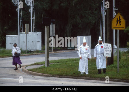 Ku Klux Klan in Nordflorida Merkblatt Passanten. Stockfoto