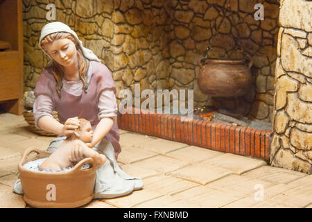 Badajoz, Spanien - 4. Januar 2013: Maria badet Baby Jesus. Diorama von lokalen Verein der Freunde der Krippen, Badajoz, 2013 gebaut Stockfoto