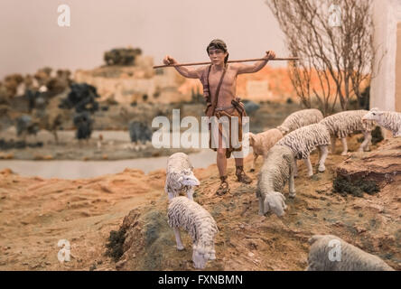 Badajoz, Spanien - 4. Januar 2013: Junge Hirten Aufstieg. Diorama von lokalen Verein der Freunde der Krippen, Badajoz, 2013 gebaut Stockfoto