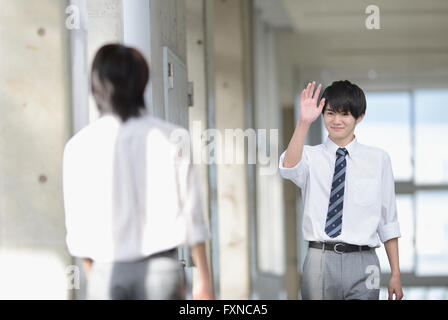 Japanische High-School-Studenten im Flur der Schule Stockfoto