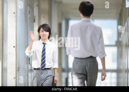 Japanische High-School-Studenten im Flur der Schule Stockfoto