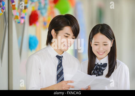 Japanische Gymnasiasten in geschmückten Schule Flur Stockfoto