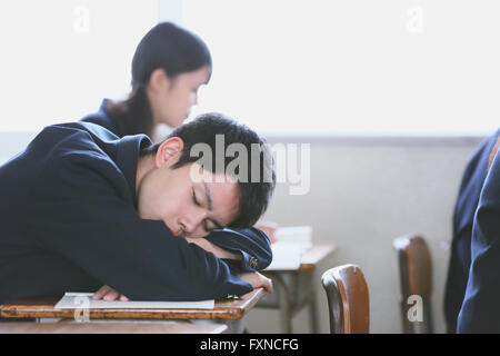 Japanische High-School-Studenten während des Unterrichts Stockfoto