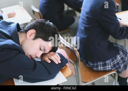 Japanische High-School-Studenten während des Unterrichts Stockfoto