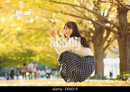 Junge japanische Frau in einem Stadtpark Stockfoto