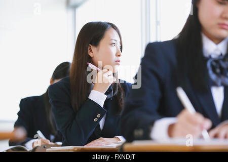 Japanische High-School-Studenten während des Unterrichts Stockfoto