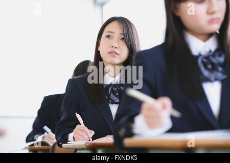 Japanische High-School-Studenten während des Unterrichts Stockfoto