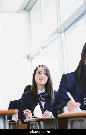 Japanische High-School-Studenten während des Unterrichts Stockfoto