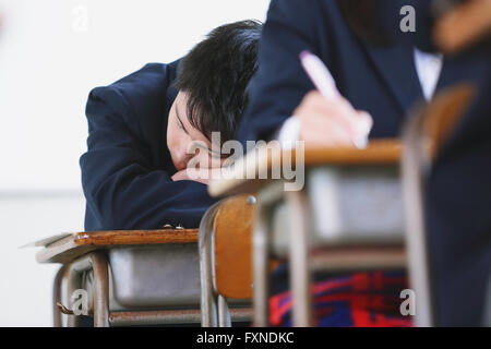 Japanische High-School-Studenten während des Unterrichts Stockfoto