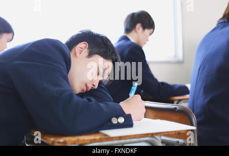 Japanische High-School-Studenten während des Unterrichts Stockfoto