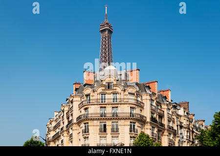 Typische Häuser in Paris mit dem Eiffelturm im Hintergrund. Stockfoto