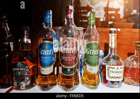 Kiew, UKRAINE - 25. März 2016: Diverse Flaschen alkoholische Getränke in der Bar. Grants scotch Whisky im center Stockfoto