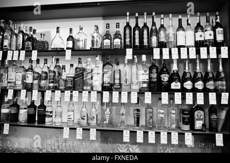 Kiew, UKRAINE - 25. März 2016: Diverse Flaschen alkoholische Getränke in der Bar auf dem Regal. Stockfoto