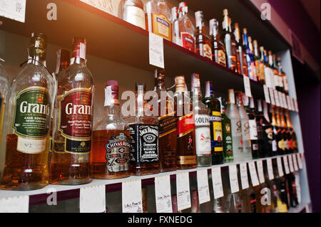 Kiew, UKRAINE - 25. März 2016: Diverse Flaschen alkoholische Getränke in der Bar. Stockfoto