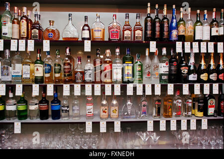 Kiew, UKRAINE - 25. März 2016: Diverse Flaschen alkoholische Getränke in der Bar auf dem Regal. Stockfoto