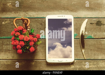 Tabletten und Blumen auf dem Holzboden. Stockfoto