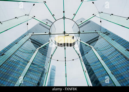 Shanghai, Сhina - 30. August 2015: Apple Flagship-Store in Lujiazui, Shanghai China. Modernes Bürogebäude im Hintergrund Stockfoto