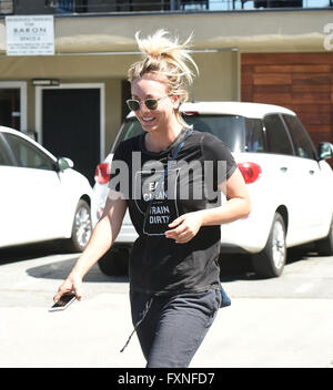 Kaley Cuoco nimmt Bilder mit ihrer Zelle Telefon Featuring: Kaley Cuoco wo: Los Angeles, California, Vereinigte Staaten von Amerika bei: 16. März 2016 Stockfoto