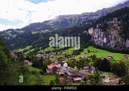 Touristische Stadt von Lauterbrunnen im Lauterbrunnental (Schweiz, Kanton Bern, Jungfrau Region) von Staubbachfall gesehen Stockfoto