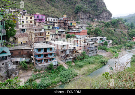 Häuser am Hang, in einem Dorf in der Nähe von Shimla, Himachal Pradesh, Indien, Stockfoto