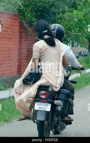 Mann und Frau auf Motorroller, in der Nähe von Dharamsala, Kangra Distict, Himachal Pradesh, Indien Stockfoto