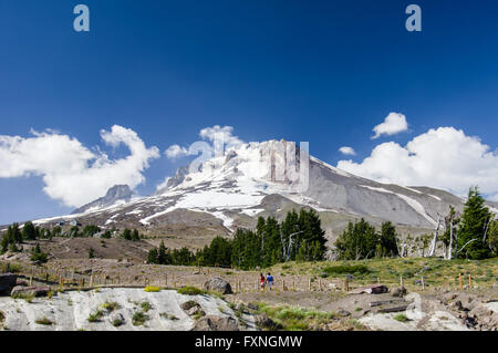 Zwei Wanderer auf dem Trail auf Mt. Hood.  Mt. Hood National Forest, Oregon Stockfoto