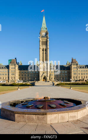 Parlament von Kanada in Ottawa und Centennial Flame Stockfoto