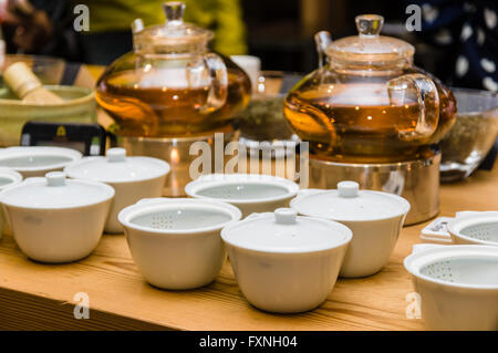 Teekannen und Tassen für Tee-Service am Teavana Sitz Seattle, Washington Stockfoto