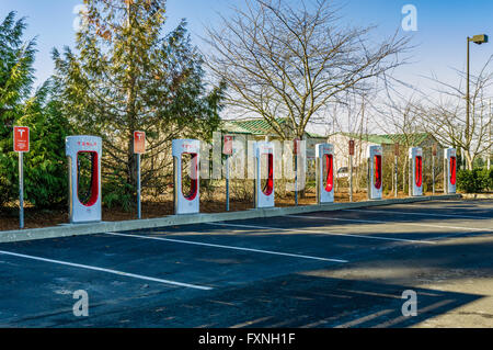 Tesla Elektroauto Ladestationen in einem Lebensmittelgeschäft.  Sandy, Oregon Stockfoto