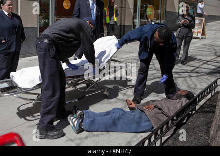 DC Feuer & EMT-Team zu reagieren, um eine Person in einer Notlage auf Bürgersteig - Washington, DC USA Stockfoto