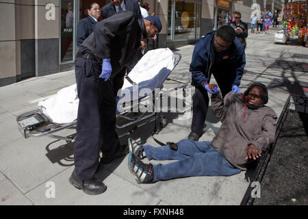 DC Feuer & EMT-Team zu reagieren, um eine Person in einer Notlage auf Bürgersteig - Washington, DC USA Stockfoto