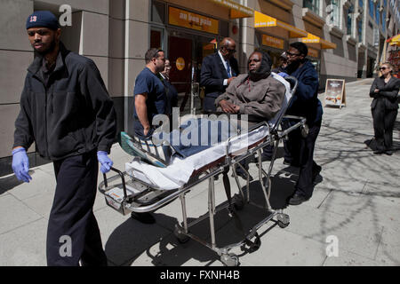 DC Feuer & EMT-Team zu reagieren, um eine Person in einer Notlage auf Bürgersteig - Washington, DC USA Stockfoto