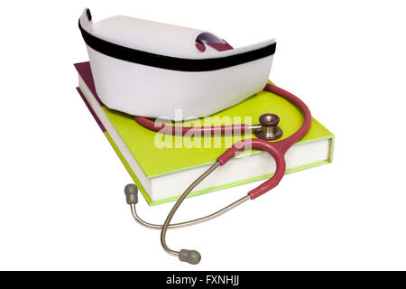 Eine isolierte Krankenschwester Hut auf Lehrbuch und Stethoskop Stockfoto