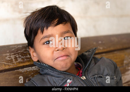 Porträt eines indischen Jungen im Jahangir Mahal Stockfoto