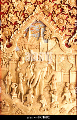 Kunst der Holzschnitzerei. Geschnitzte hölzerne Tür im Tempel. Eine schöne asiatische Skulpturen. Stockfoto