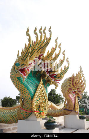 Neun Kopf der Schlange Statue zwei Nagas in Wat, thailand Stockfoto