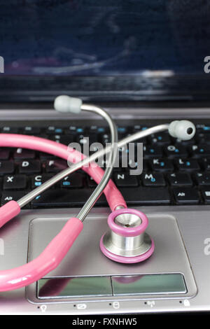 Stethoskop und Laptop.Maintaining Computer-Konzepte und Idee. Stockfoto